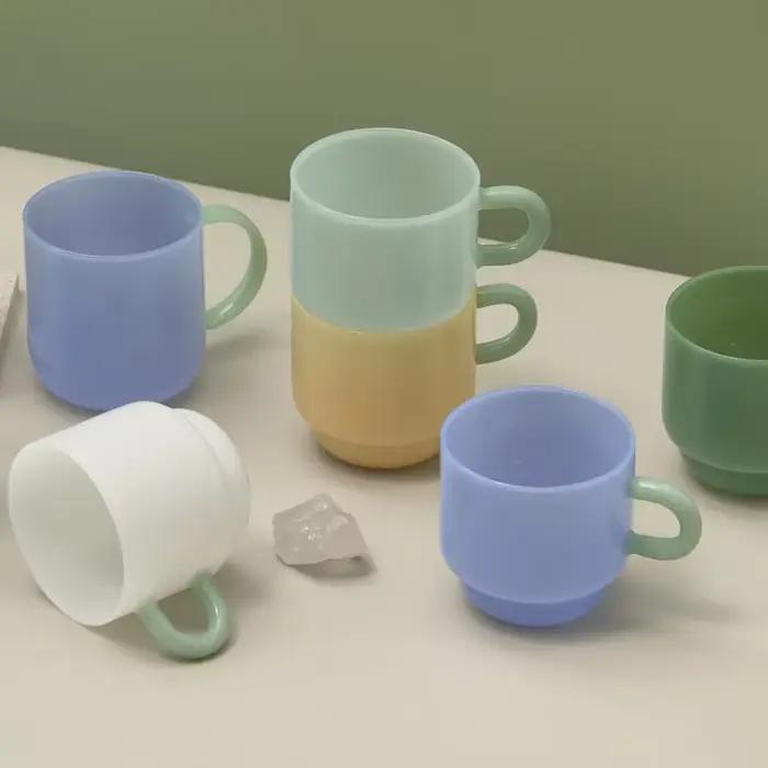 Tasses à thé en verre vert rétro