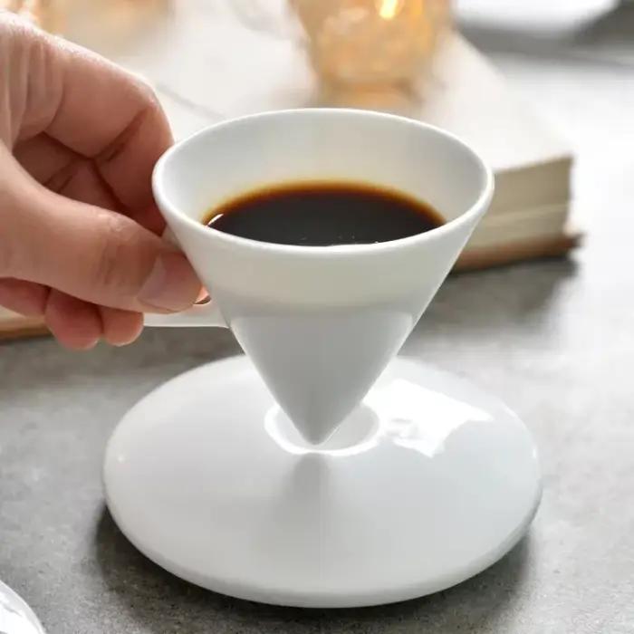Ensemble de tasses à café et soucoupes en céramique noire pour moments de détente et partage style élégant occasions spéciales