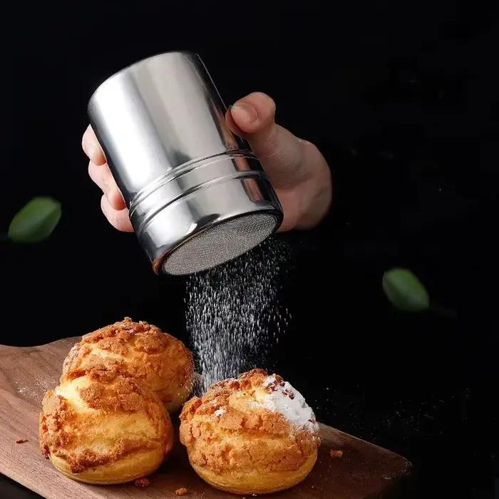 Une boîte de sucre de glaçage en poudre d'acier inoxydable