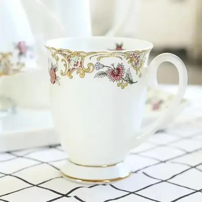 Tasses à café en porcelaine d'os peinte avec un motif floral moderne pour petit-déjeuner, café, thé, occasions spéciales et cadeaux d'anniversaire, de Noël, de mariage