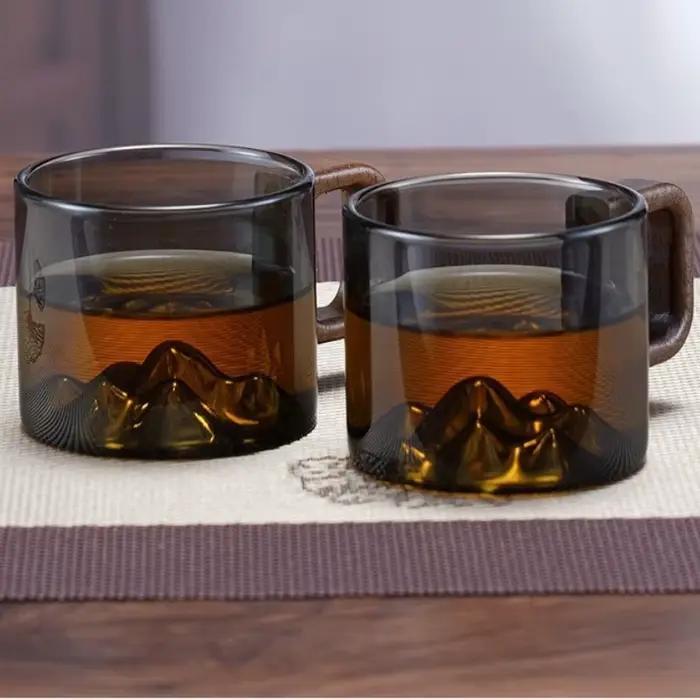 Petites tasses en verre gris fumé