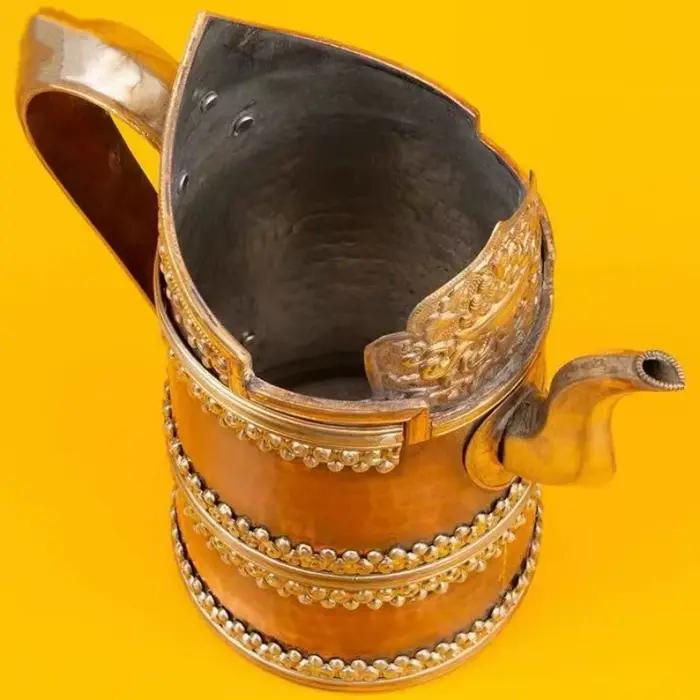 Théière au beurre tibétaine en cuivre artisanale style light luxury retro européen pour salon hôtel temple occasions spéciales