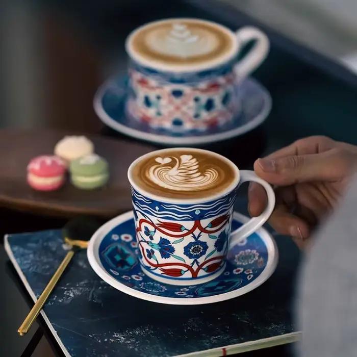 Ensemble tasse à café et soucoupe en céramique latte art