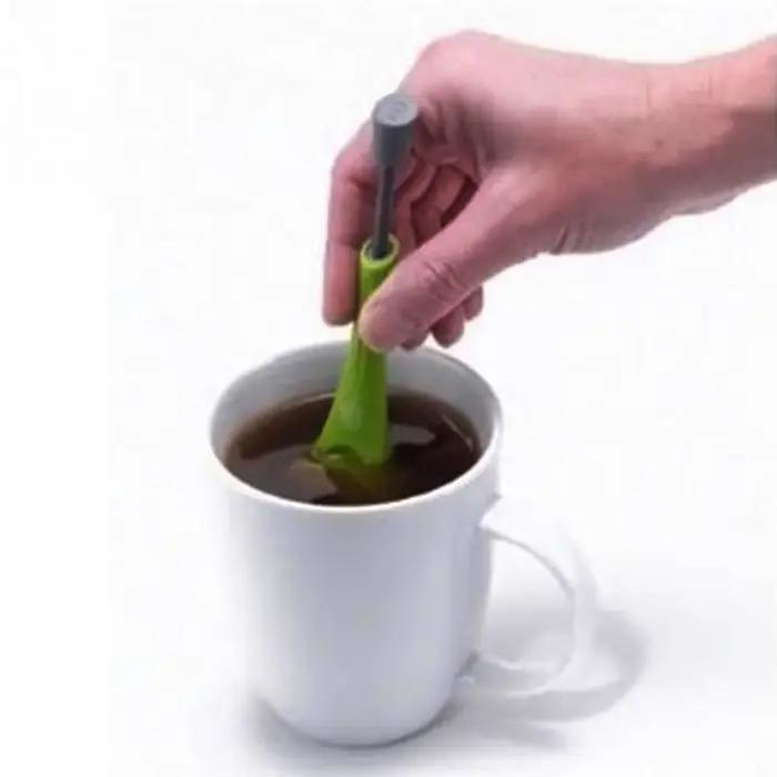 Infuseur à thé avec piston intégré