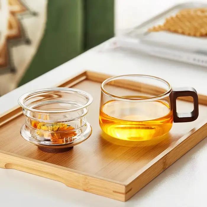 Tasse à thé en verre avec infuseur plus raide et couvercle