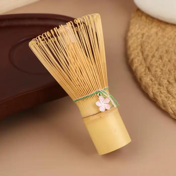 Fouet à Matcha Japonais Artisanal en Bambou Chasen avec Breloque Fleur de Cerisier Pour Débutants et Connaisseurs Occasions Spéciales