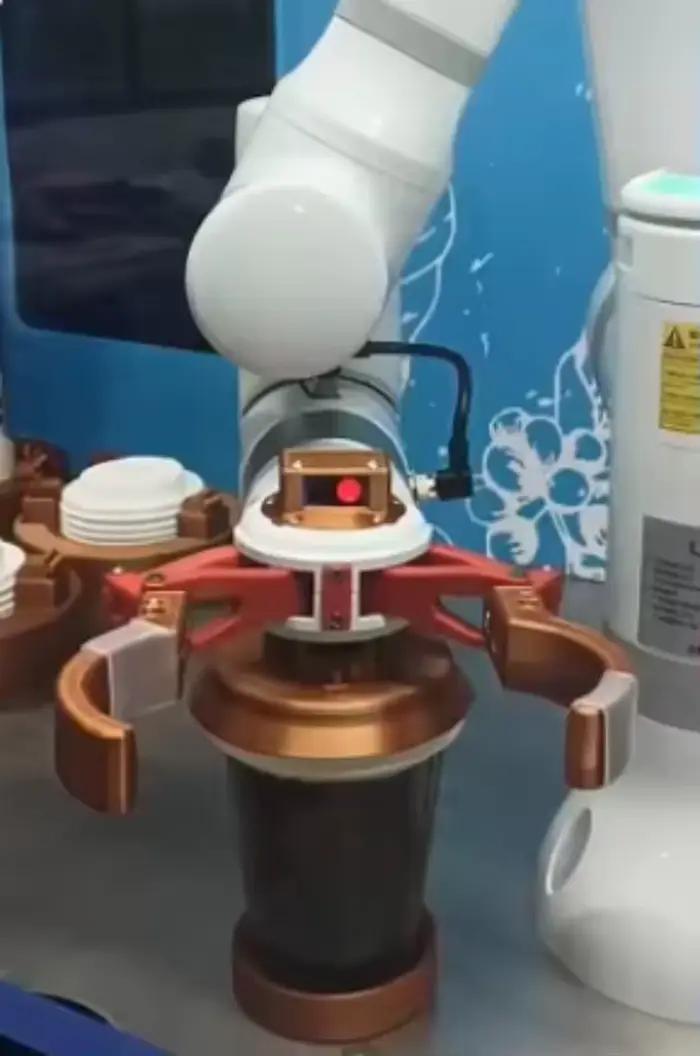 Distributeur automatique de café robotisé à 6 axes