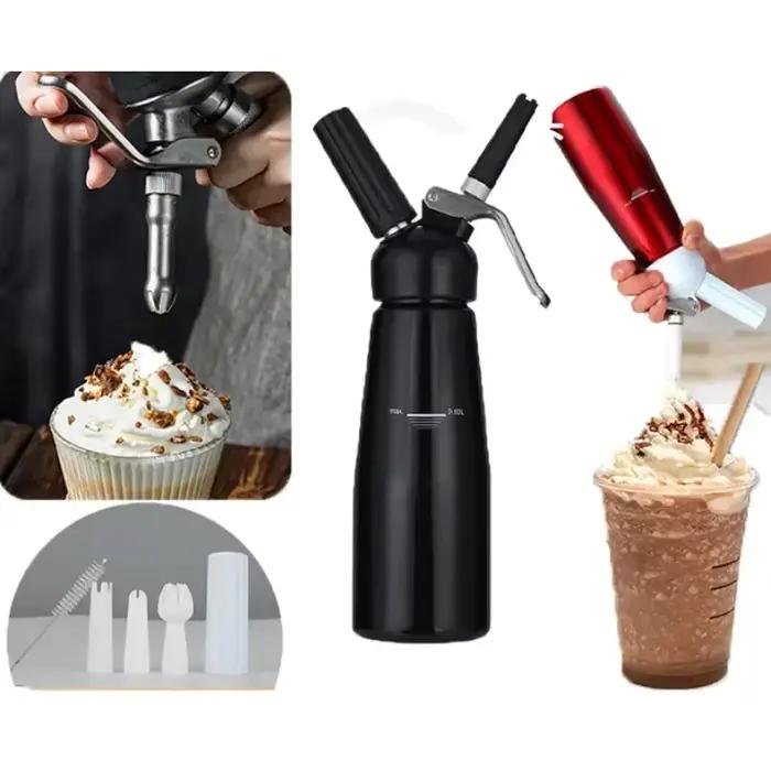 Gâteau fouetté crème pistolet distributeur