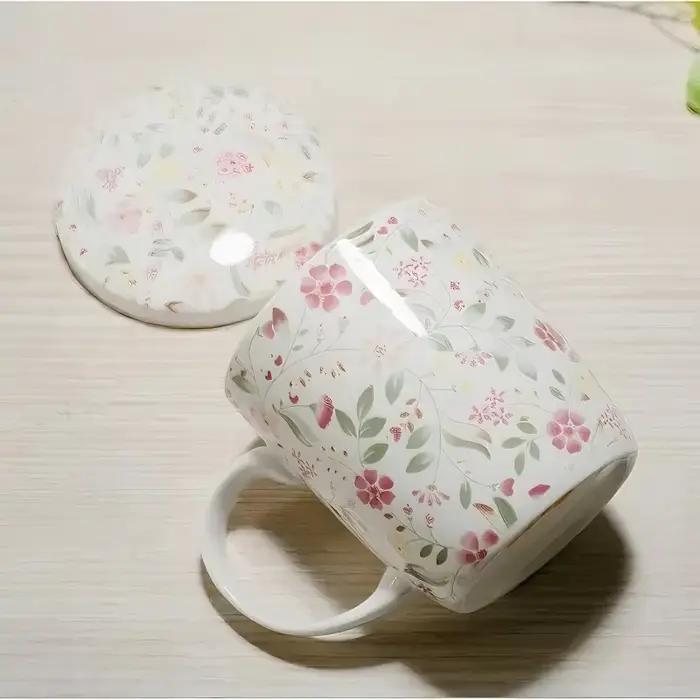 Tasse en porcelaine véritable à motifs floraux roses avec couvercle pour petit déjeuner élégant et pause café occasions spéciales