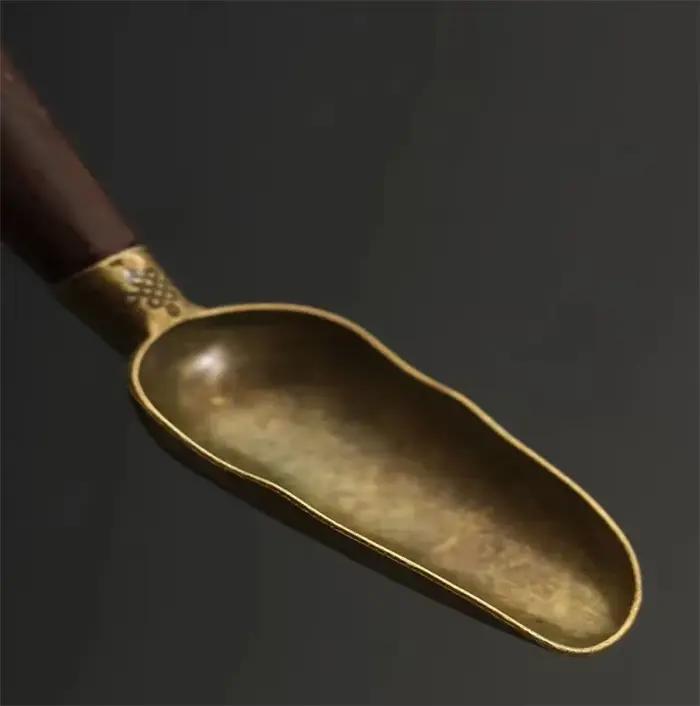 Cuillère à thé vintage avec manche en bois massif