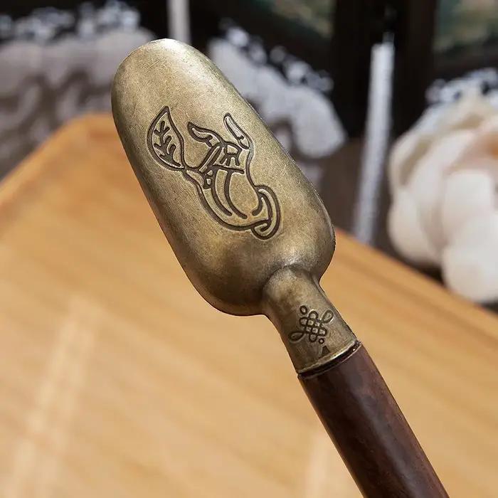 Cuillère à thé vintage avec manche en bois massif