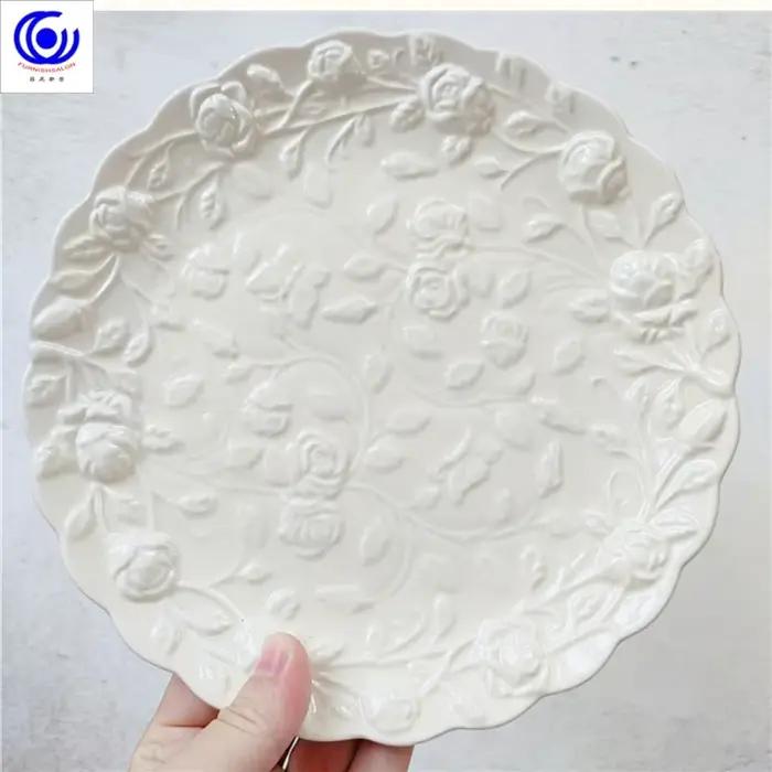 Ensemble de tasses et assiettes en céramique européenne élégantes pour pauses café et goûts occasions familiales ou amicales