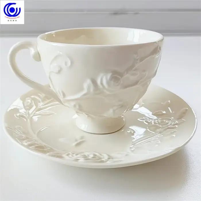Ensemble de tasses et assiettes en céramique européenne élégantes pour pauses café et goûts occasions familiales ou amicales